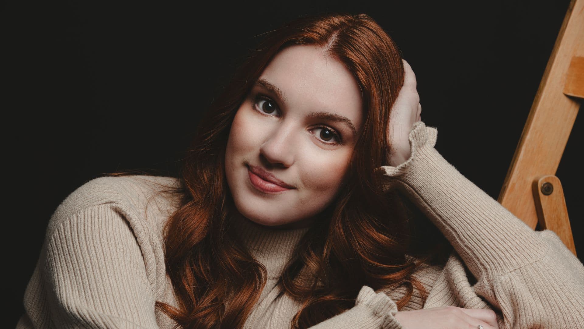 Portret foto van Demi leunend op een stoel